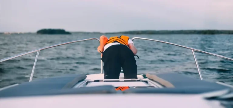 How to Manage Seasickness on Ships: A 2026 Medical & Behavioral Guide